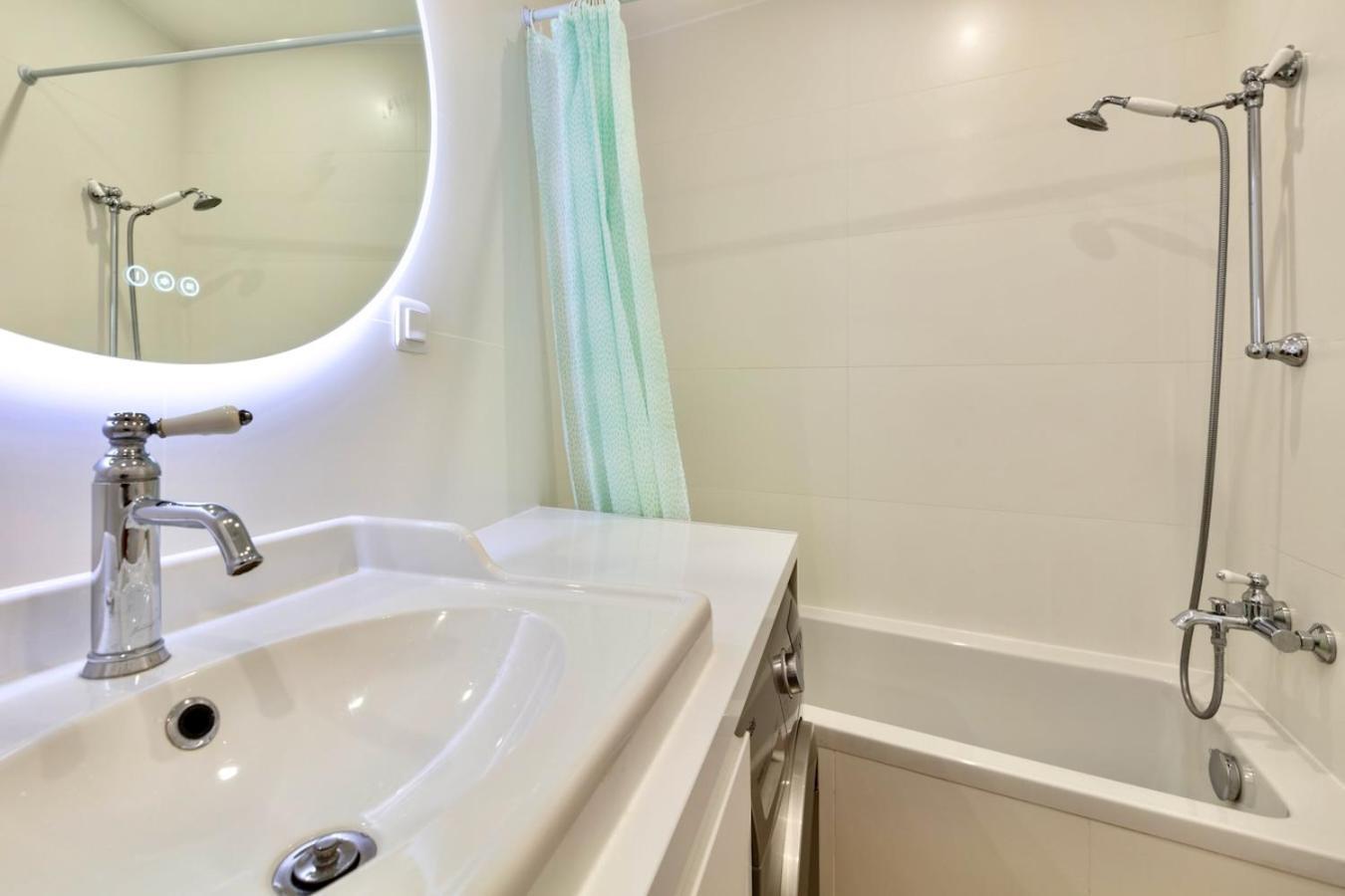 Appartement 16th 2 Bedrooms Near Eiffel Tower Renovated Balcony 2-4 Person Parijs
