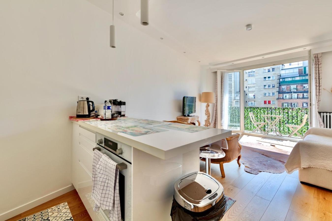 16th 2 Bedrooms Near Eiffel Tower Renovated Balcony 2-4 Person Appartement *